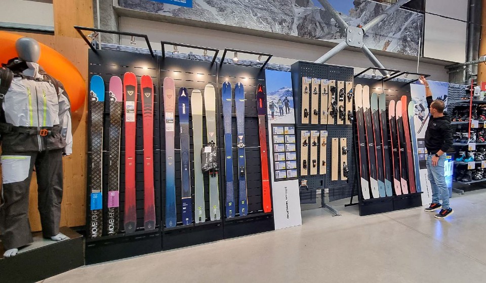 Présentoirs skis mur magasin