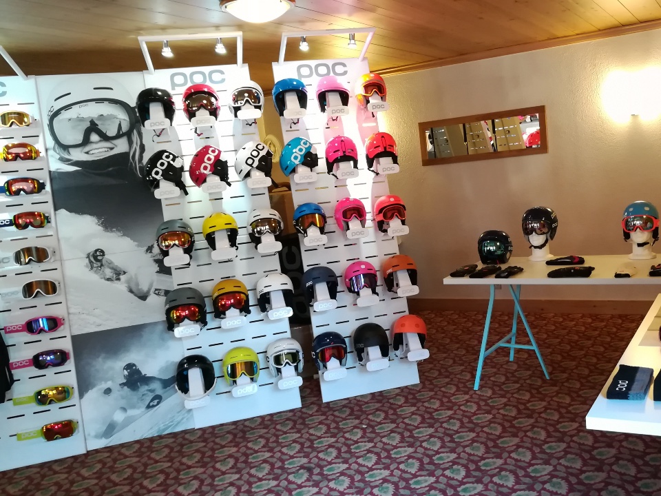 Présentoirs casques masques ski et cycle Poc 11