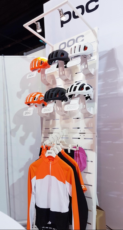 Présentoirs casques masques ski et cycle Poc 4