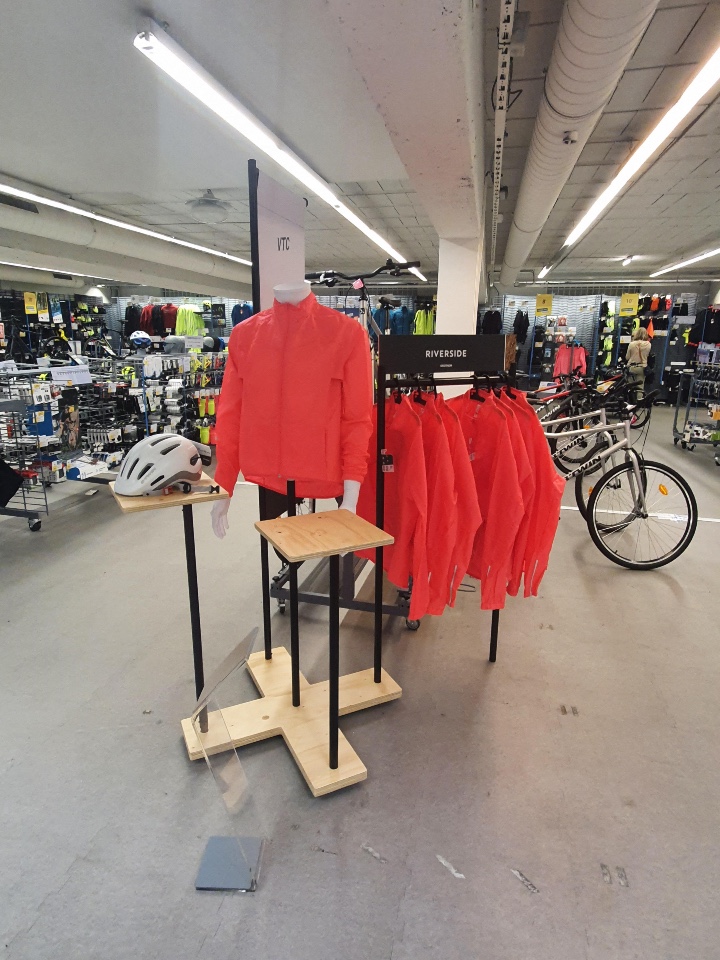 Présentoirs textile et accessoires cycle Decathlon 11