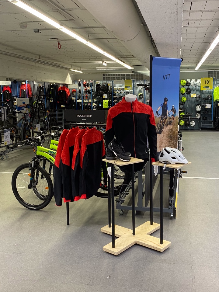 Présentoirs textile et accessoires cycle Decathlon 17
