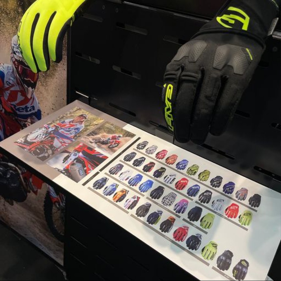 Presentoirs gants salon du 2 roues 2023 Eurexpo Lyon 6