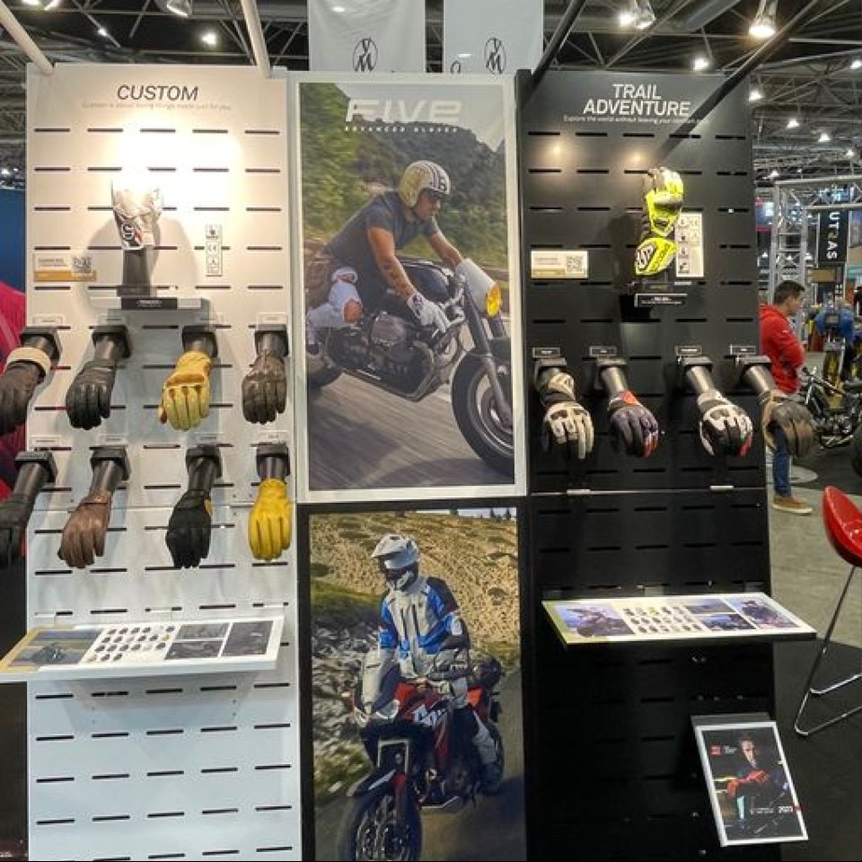 Presentoirs gants salon du 2 roues 2023 Eurexpo Lyon 1