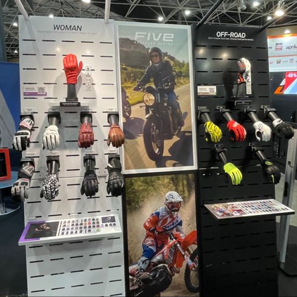 Presentoirs gants salon du 2 roues 2023 Eurexpo Lyon 2