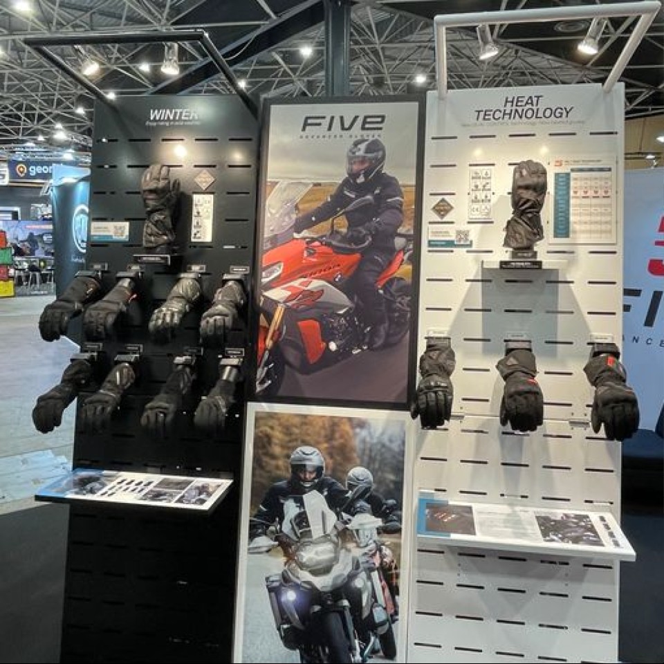 Presentoirs gants salon du 2 roues 2023 Eurexpo Lyon 9