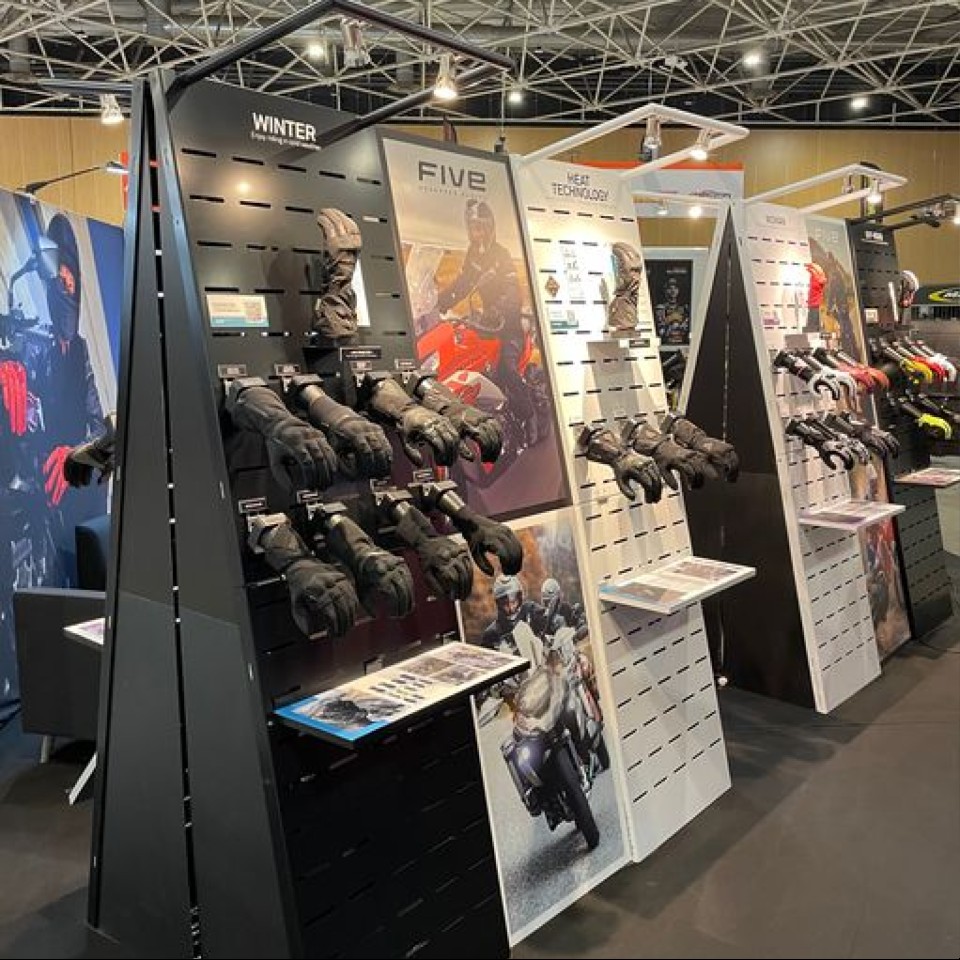 Presentoirs gants salon du 2 roues 2023 Eurexpo Lyon 12